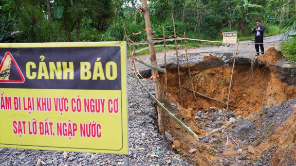 Sạt lở, sụt lún khiến nhà dân nguy cơ bị sập