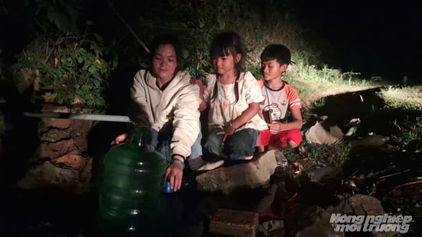 Lấy nước đêm giữa mùa khô