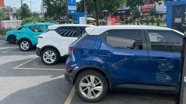 Gỡ nút thắt hạ tầng nguồn điện và trạm sạc cho xe điện