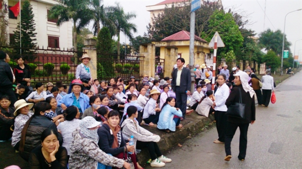 Hàng trăm người bắt xe buýt lên thành phố 'vây'... ủy ban