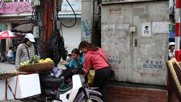Rợn người cảnh mưu sinh bên trạm biến áp
