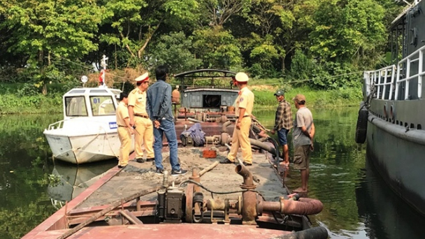 Bắt giữ tàu khai thác cát trộm trên sông Hương