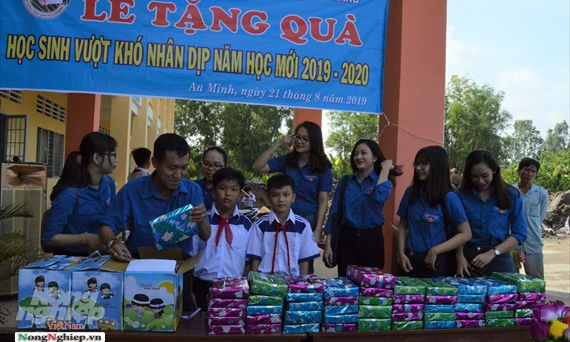 Hàng trăm phần quà đến tay học sinh nghèo xã bãi ngang