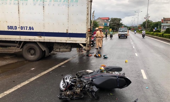 Đâm phải xe tải đang lùi ra quốc lộ, 1 người chết, 2 người bị thương