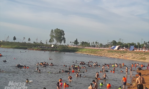 Cuối tuần, hàng trăm người dân ngoại thành Hà Nội đổ ra đập tràn tắm giải nhiệt