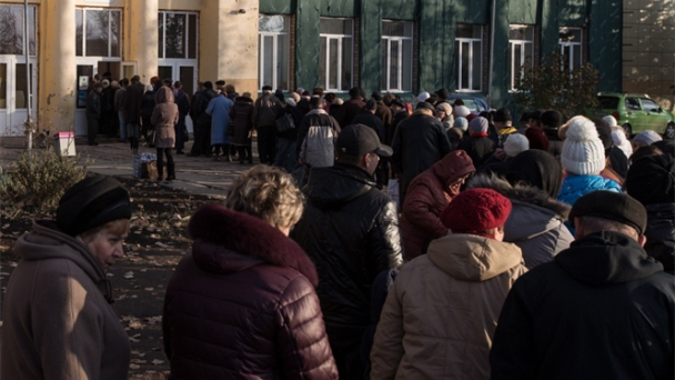 Ly khai Donetsk cô lập 2 tổ chức vũ trang phá hoại bầu cử