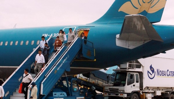 Vietnam Airlines tạm đình chỉ bay 1 phi công và 4 tiếp viên