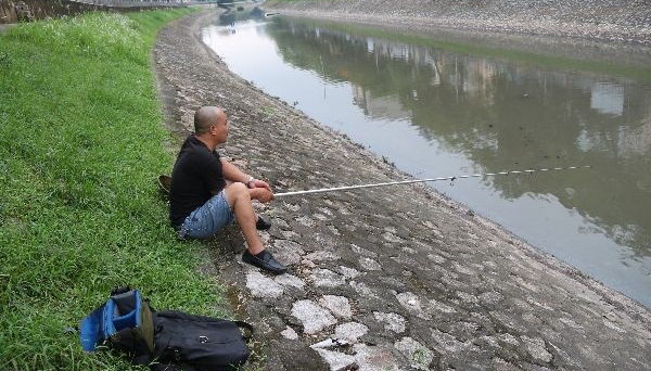 Sông Tô Lịch đã trong, giảm hẳn hôi thối, người dân chiều chiều ra câu cá