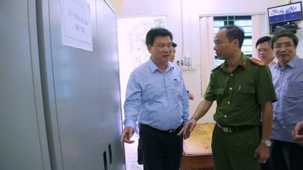 Công an vào cuộc xác minh đề thi Ngữ văn được chụp từ phòng thi bằng điện thoại di động?