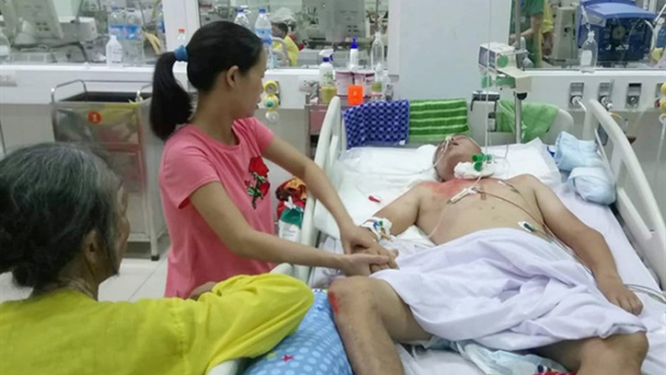 Vợ mang bầu đau đớn nhìn chồng giành giật sự sống