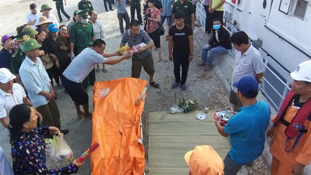 Làng biển quặn đau đón thi thể thuyền viên xấu số