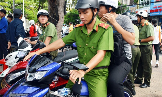 Công an Cà Mau tình nguyện làm 'xe ôm miễn phí' cho sĩ tử