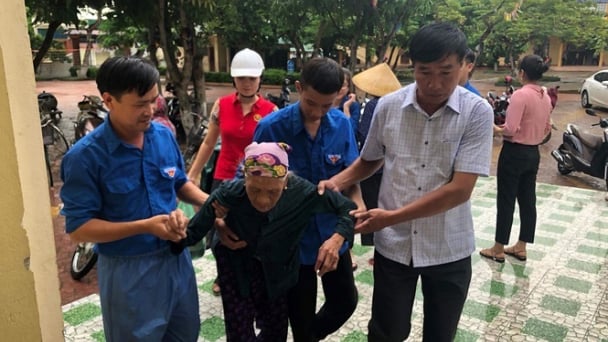 Cấp tập di dời dân tránh bão Podul