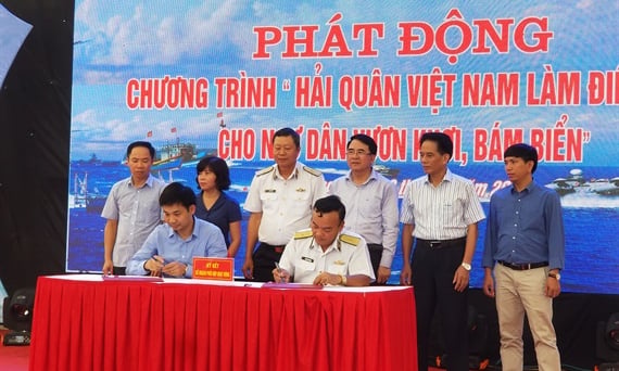 Hải quân Việt Nam làm điểm tựa cho ngư dân vươn khơi, bám biển