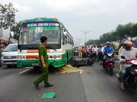 Xe buýt cán chết người đi bộ, giao thông kẹt cứng nhiều giờ