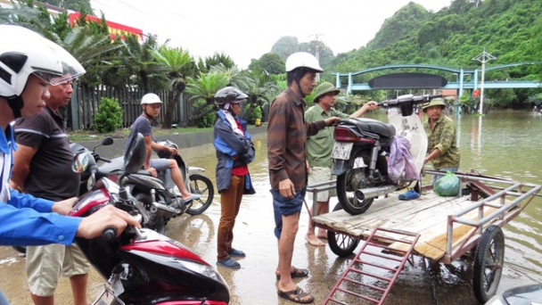 Quốc lộ 18A ngập sâu, hàng trăm phương tiện bị mắc kẹt