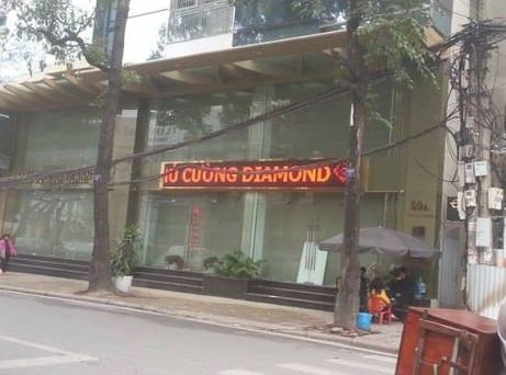 Nghi buôn lậu kim cương, khám xét khẩn cấp cửa hàng vàng Phú Cường