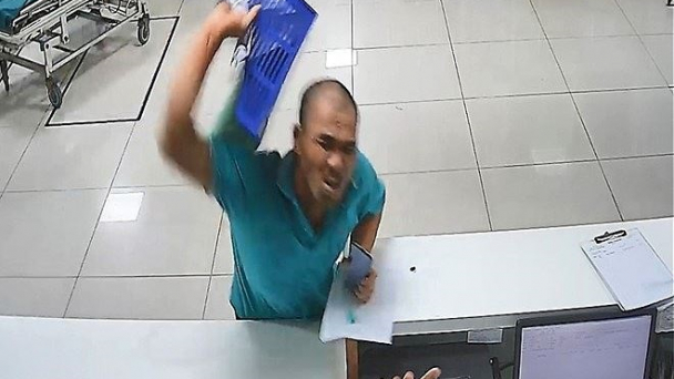 Bệnh nhân say rượu 'đại náo' bệnh viện