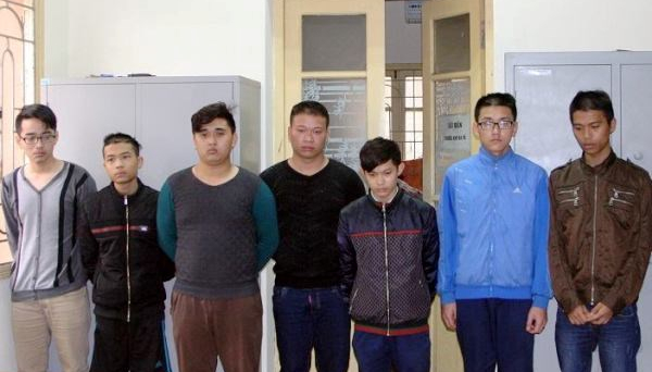 Tạm giữ nhóm học sinh dùng dao đâm cảnh sát