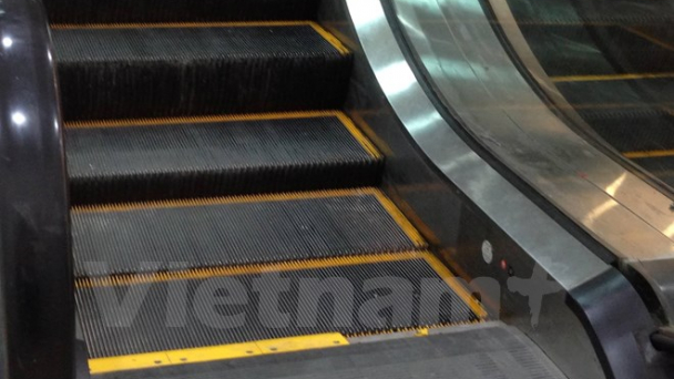 Hà Nội: Bé trai 3 tuổi bị kẹt chân ở thang cuốn tòa nhà cao tầng
