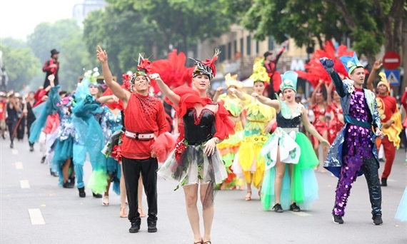 Soi dàn trai xinh gái đẹp trong Carnival đường phố Hà Nội