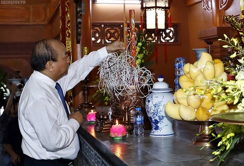 Thủ tướng thắp hương tri ân các Anh hùng, liệt sĩ tại Yên Bái