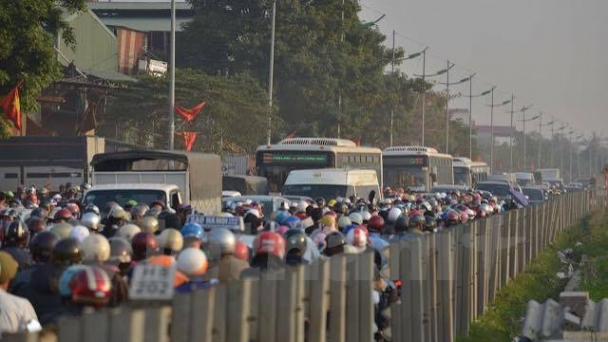 Người dân ùn ùn kéo về thủ đô, nạn 'bán' khách vẫn hoành hành