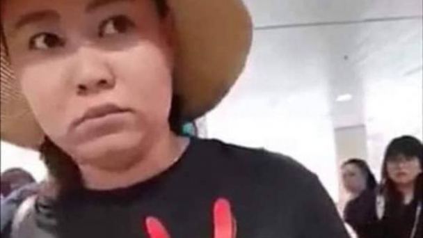 Nữ đại úy có lời lẽ thô tục bị từ chối vận chuyển bằng đường không