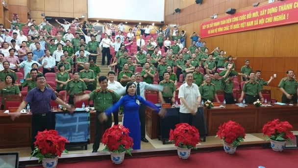 Clip: Bộ trưởng Công an, Y tế cùng nhau tập thể dục giữa giờ hội nghị chung