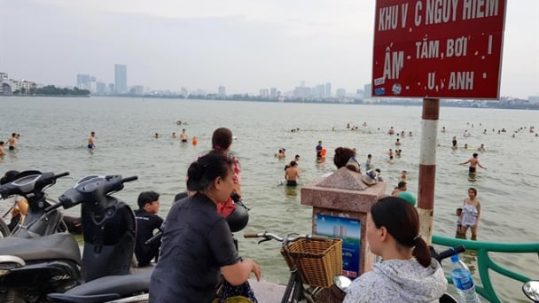 Bất chấp cảnh báo, người Hà Nội vẫn lao xuống hồ Tây... giải nhiệt