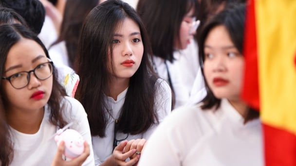 Nữ sinh rạng rỡ với áo dài trong lễ khai giảng