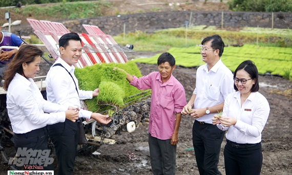 Agribank cùng nông dân đưa cơ giới hóa về nông thôn