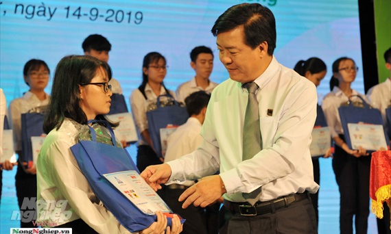 Bình Điền trao học bổng cho tân sinh viên nghèo học giỏi