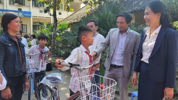 Chắp cánh ước mơ cho học sinh miền núi đến trường