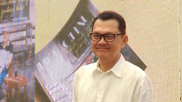 Nghệ sĩ Hữu Châu bồng bềnh trong chiếc nôi vàng giông bão