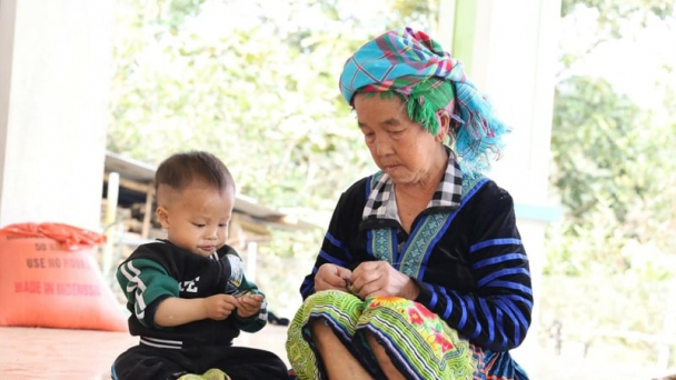 Ánh sáng của Đảng trên bản người Mông
