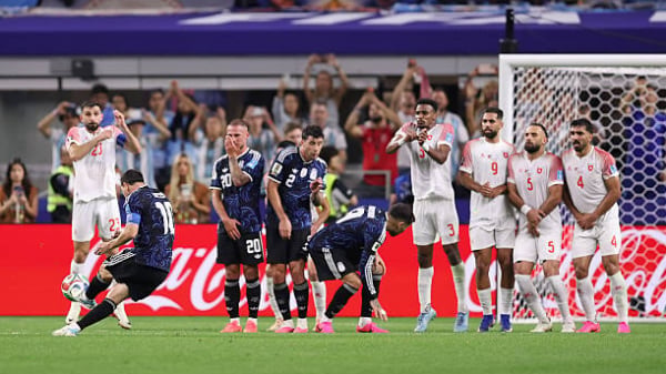 Messi tỏa sáng, Algeria và Áo cùng đi tiếp