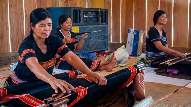 Giữ 'mạch sống' nghề dệt Giẻ - Triêng
