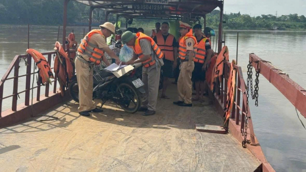 Lực lượng CSGT tăng cường kiểm tra ATGT đường thủy, đường bộ dịp lễ 30/4