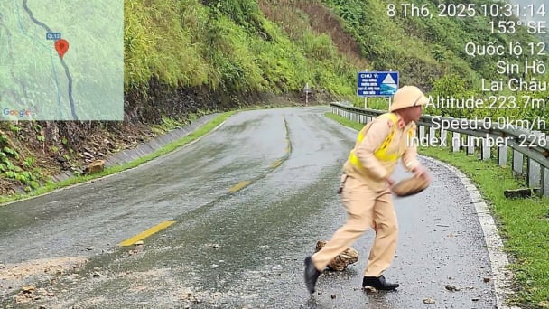 Mưa lớn kéo dài, nhiều tuyến đường bị lở, biến thành sông