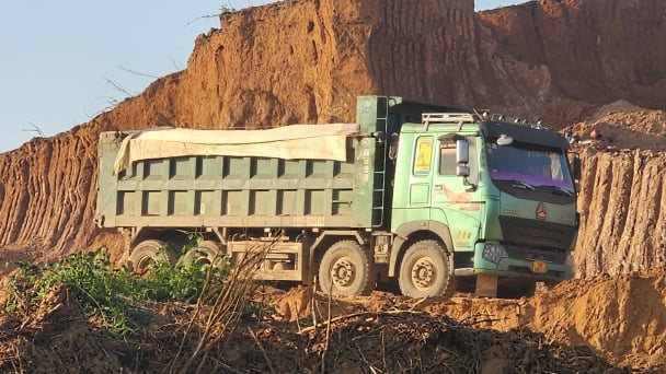 Sống trong 'bão bụi' từ xe chở đất tại Dự án Công viên Vĩnh Hằng