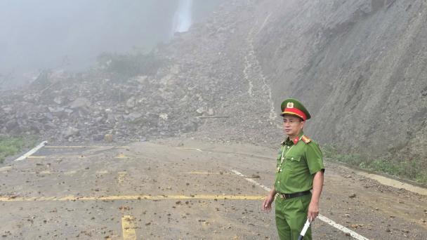 Sạt lở hơn 100 m³ đất đá trên quốc lộ 279, giao thông tê liệt