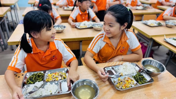 Chính sách nhân văn từ những bữa cơm bán trú của Thủ đô