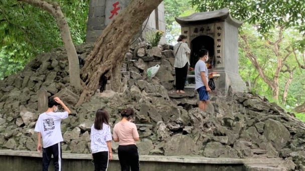 Thí sinh cầu may bên ngoài khu di tích trước thềm kỳ thi vào lớp 10