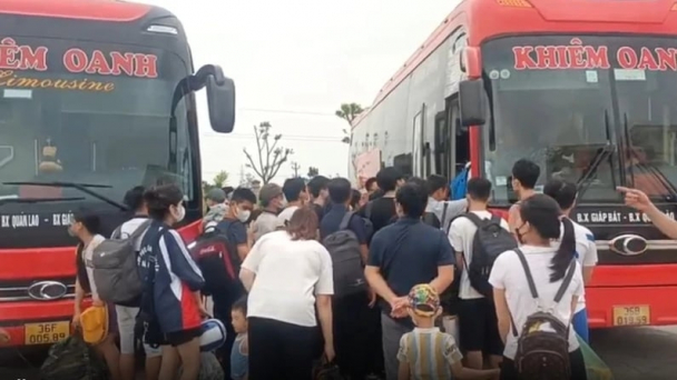 Tài xế vi phạm nồng độ cồn, 'nhồi nhét' 57 khách trên chiếc xe 26 chỗ