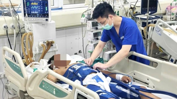 Ngừng tim do điện giật, người đàn ông được cứu sống nhờ ép tim liên tục