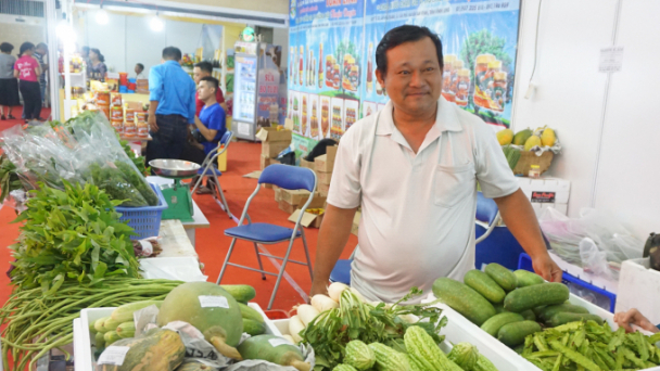 Rau, quả miền Tây rớt giá từ vườn ra chợ