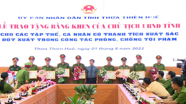 Tặng Bằng khen cá nhân, tập thể tham gia bắt cướp tiệm vàng ở Huế