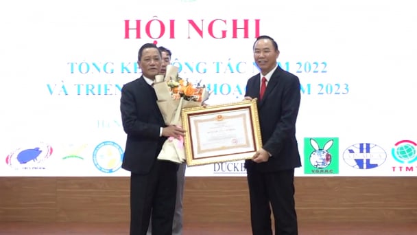 Trao Huân chương Lao động hạng Nhì cho Tiến sĩ Phạm Công Thiếu