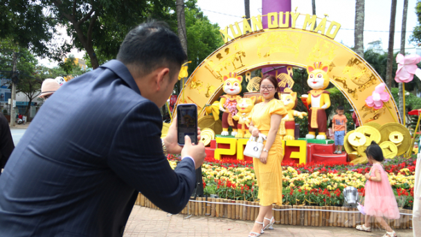 Người dân Đắk Lắk xếp hàng chụp ảnh đường hoa Buôn Ma Thuột